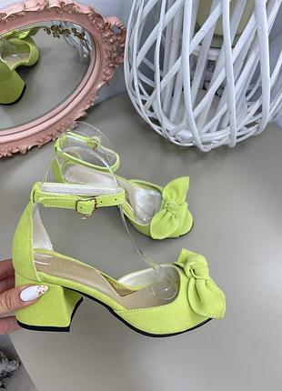 Лимонні салатові замшеві босоніжки на зрусному каблуку
