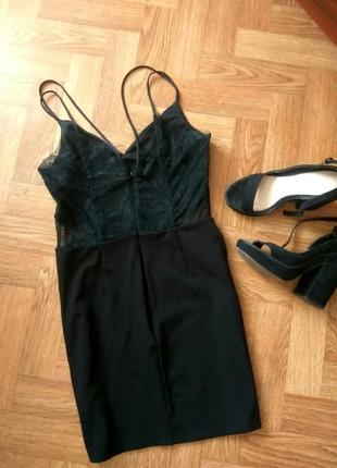 Короткое чёрное платье с кружевом на спине