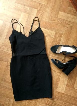 Короткое чёрное платье с кружевом на спине2 фото