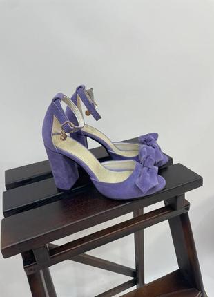 Фіолетові лавандові лілові замшеві босоніжки на каблуку5 фото