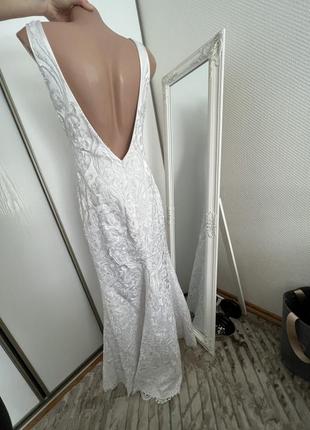 Біла весільна сукня по фігурі з відкритою спинкою та мереживом атласна сукня з мережевом рибка елегантна весільна сукня ніжна весільна сукня з гіпюром4 фото