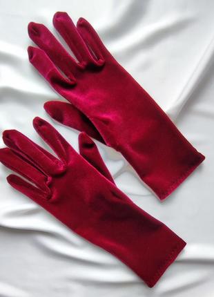 Красные бархатные перчатки, короткие4 фото