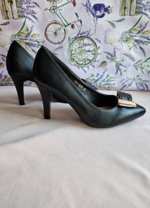 Красивые классические кожаные черные туфли на каблуке лодочки туфли 369 фото