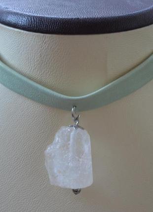 Чокер кожаный мятный с необработанным камнем ′горный хрусталь′