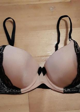 Бюстгальтер з чорним мереживом